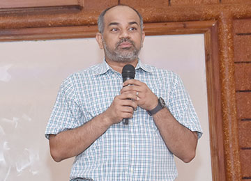 Amith Prabhu, Founding Dean of SCoRe, interacts with the MBAs