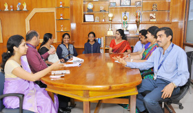 MBA Alumnae interact with faculty