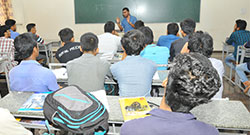 Alumnus interacts with Mechanical Engineering students