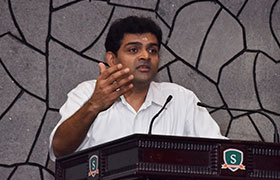 
Prof.-Vijay-Menon-gives-an-inspirational-talk