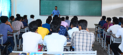 Alumnus-interacts-with-Mechanical-Engineering-students