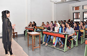 Alumna interacts with the ECE Students