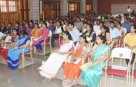 An International Educationist interacts with the MBAs 
