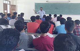 Alumnus interacts with Mechanical Engineering students